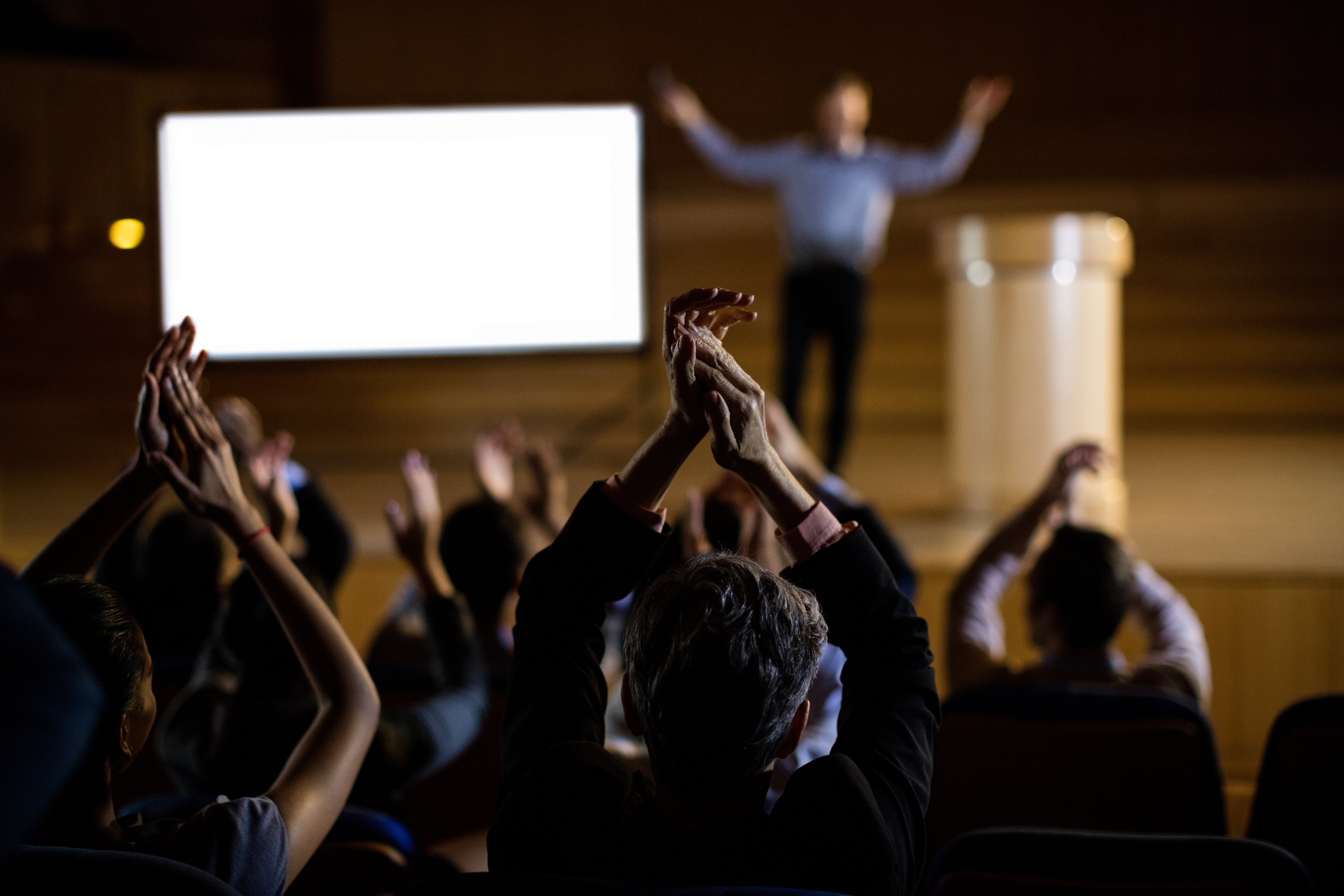 audience-applauding-speaker-after-conference-presentation