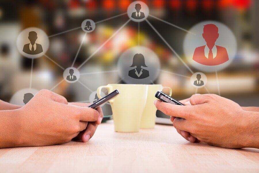 coffee-lifestyle-people-using-smartphone-serach-chat-coffeeshop_255544-1488